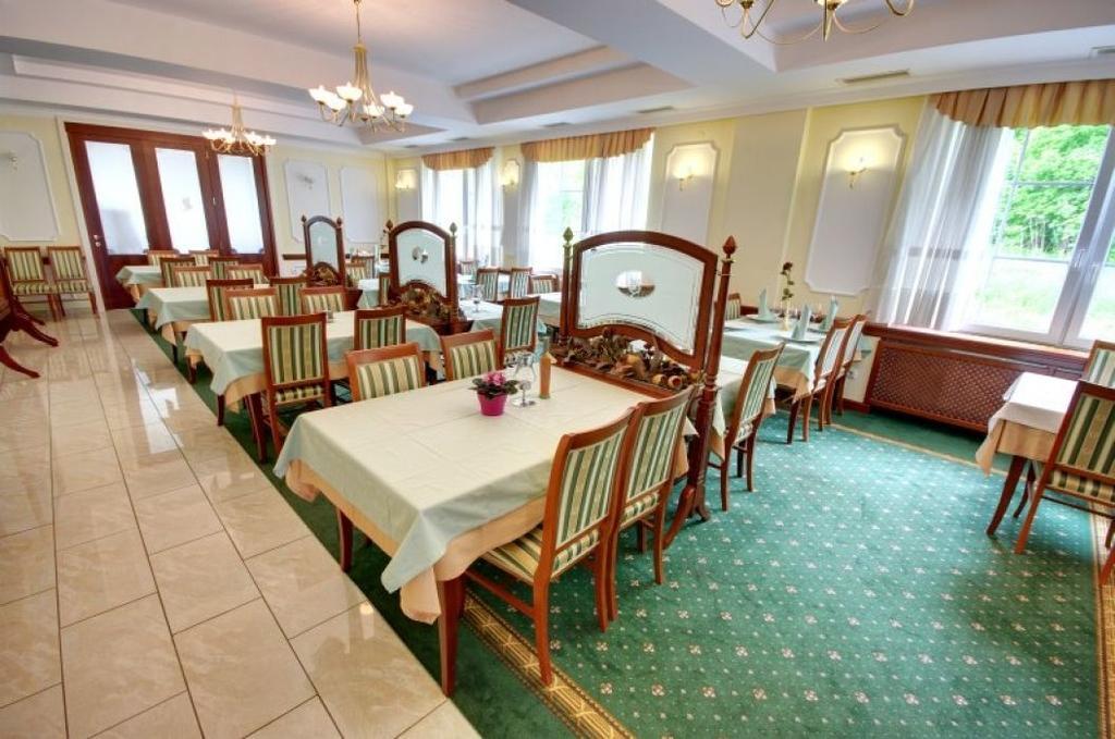 Hotel Cateski Dvorec Чатеж-об-Саві Екстер'єр фото